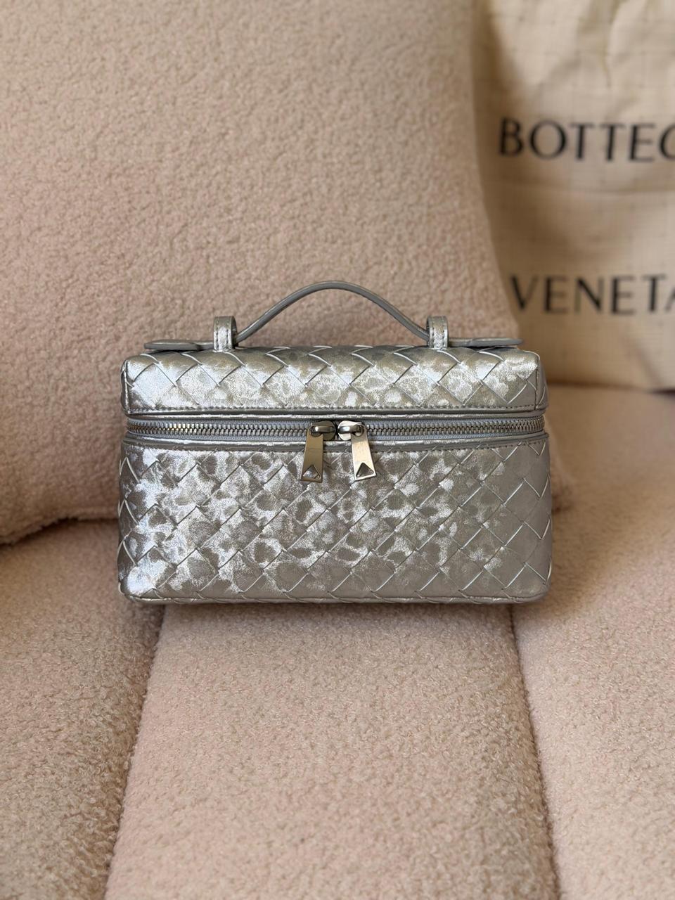 Ladies bo**ega bags