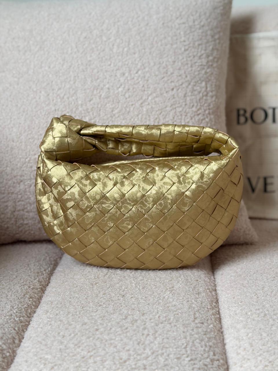 Ladies bo**ega bags