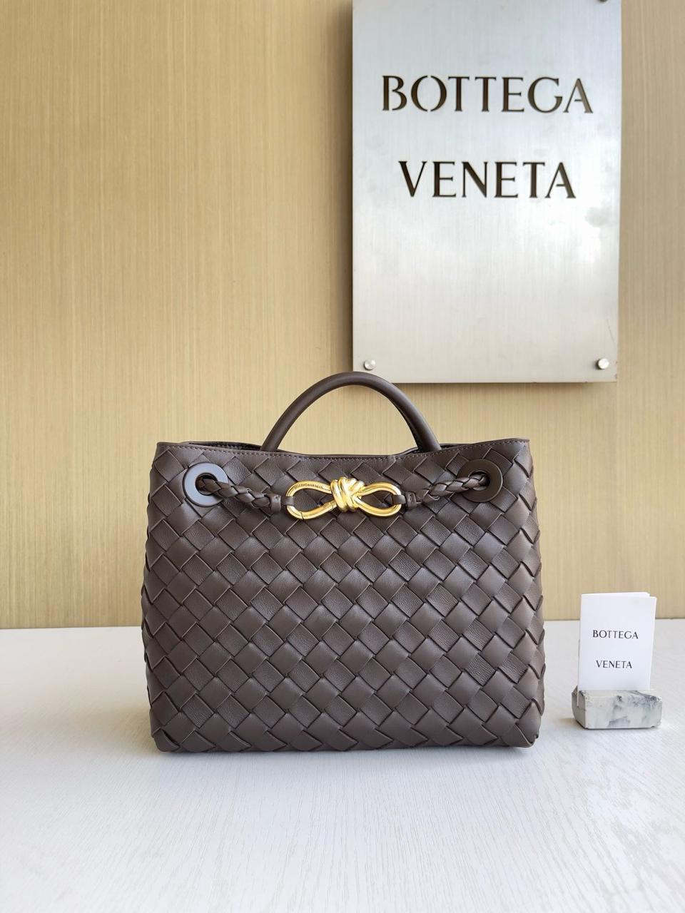 Ladies bo**ega bags