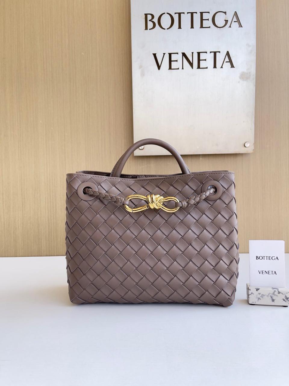 Ladies bo**ega bags