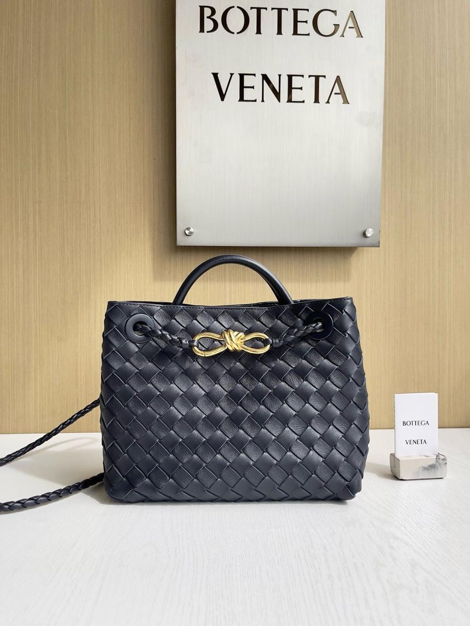 Ladies bo**ega bags