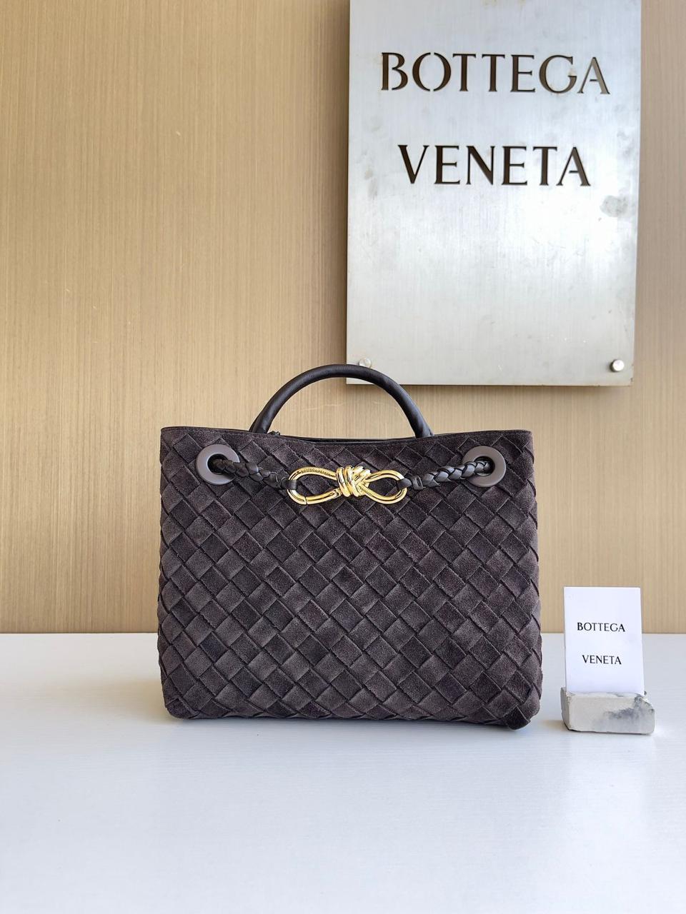 Ladies bo**ega bags