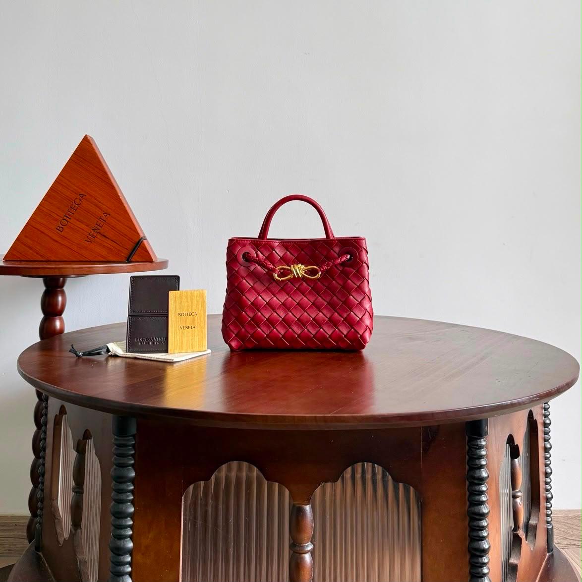 Ladies bo**ega bags