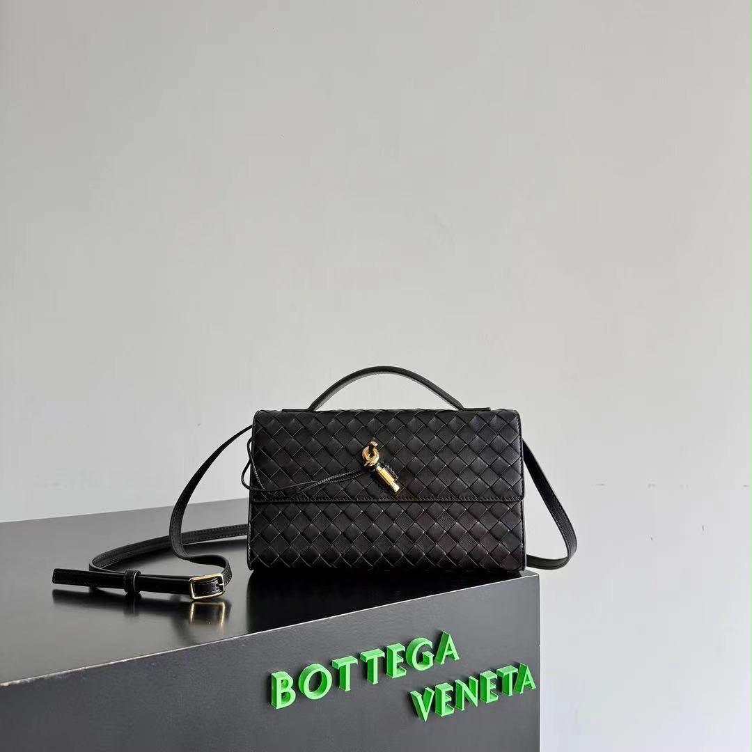 Ladies bo**ega bags