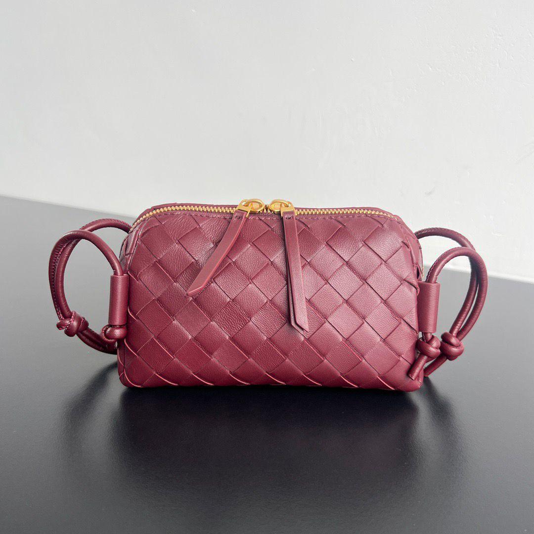 Ladies bo**ega bags