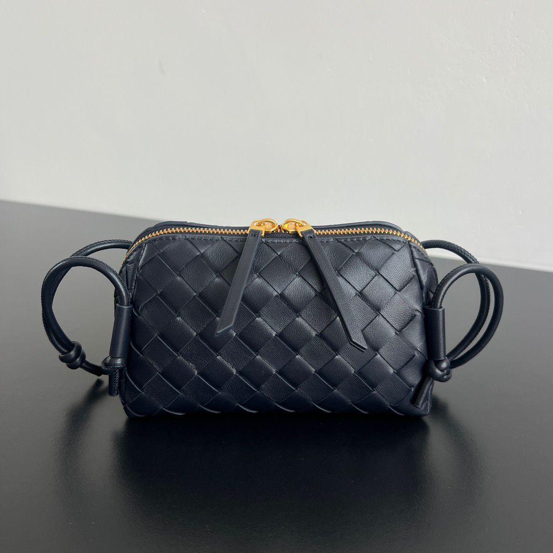 Ladies bo**ega bags