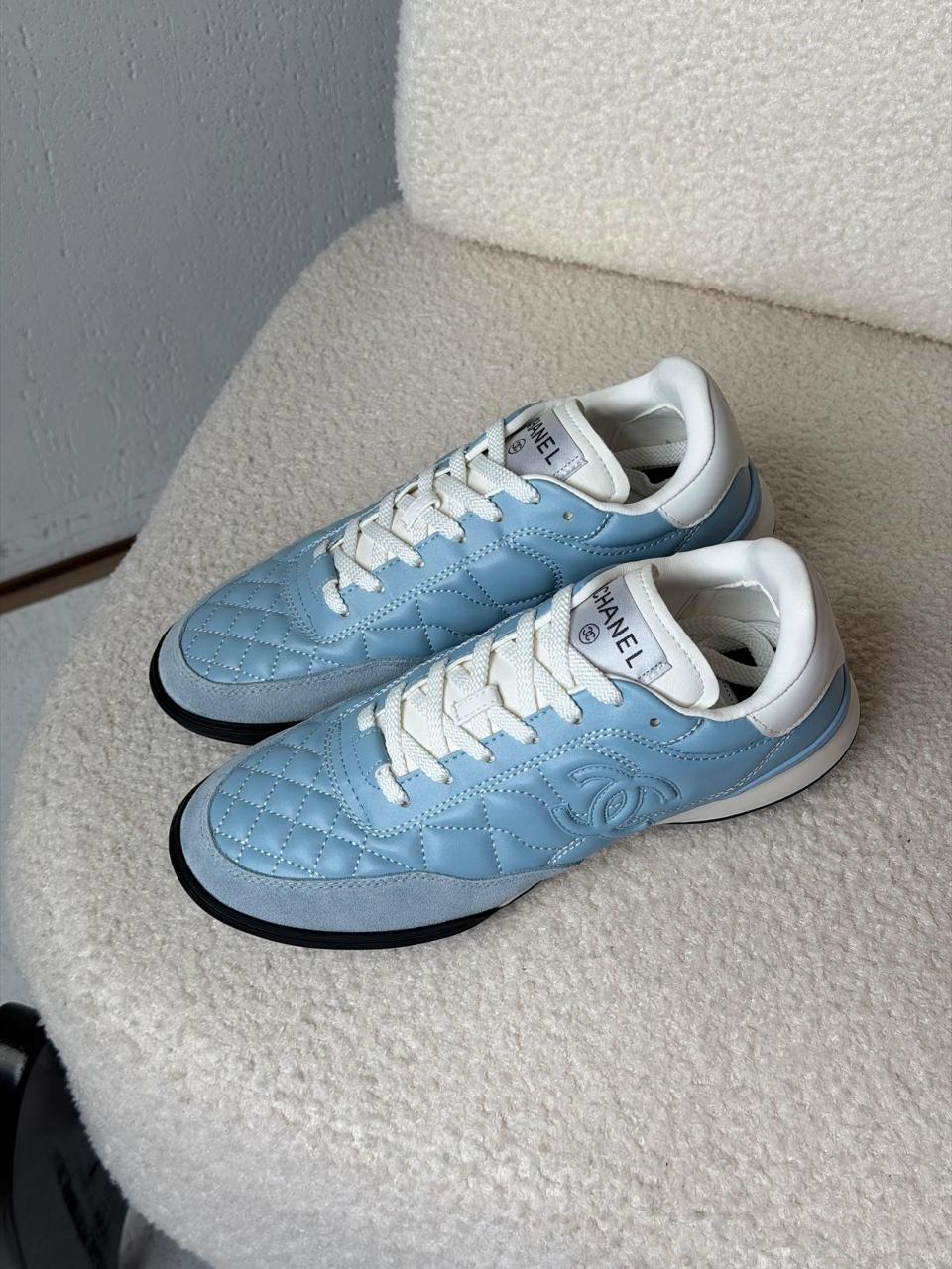 Ladies sneakers