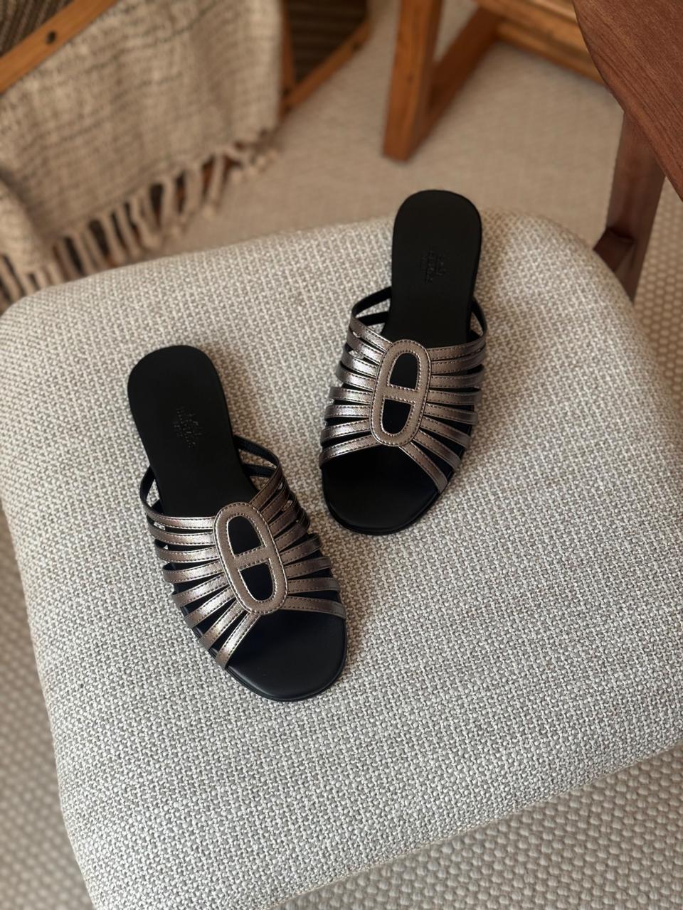 Ladies flats