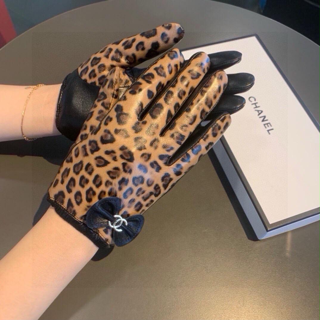 Ladies gloves & leggings