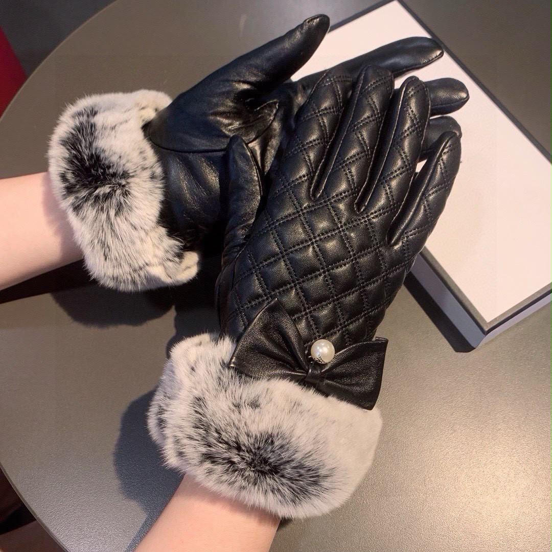 Ladies gloves & leggings