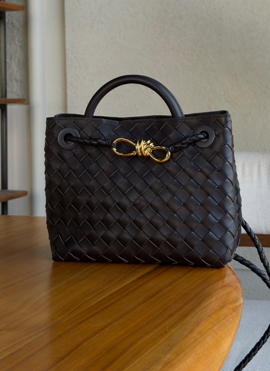 Ladies bo**ega bags