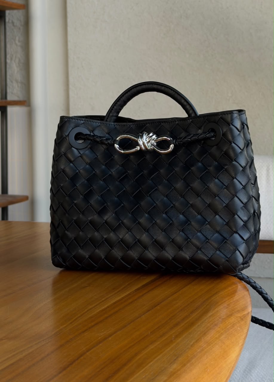 Ladies bo**ega bags