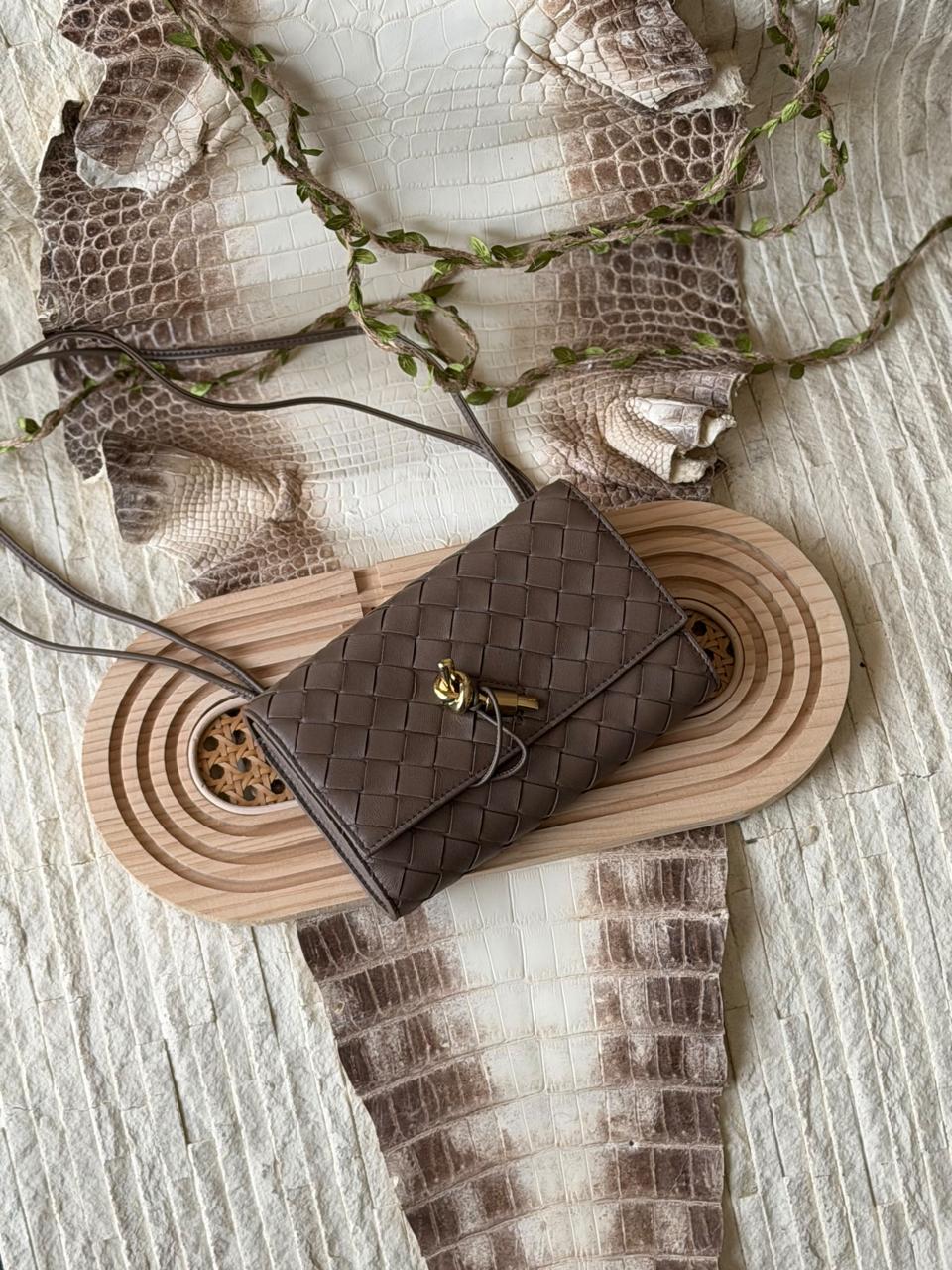 Ladies bo**ega bags