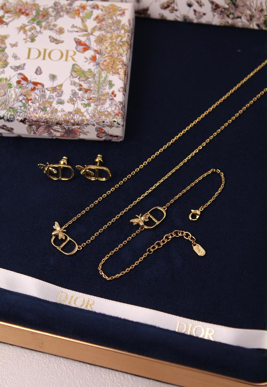 Full set jewelry.