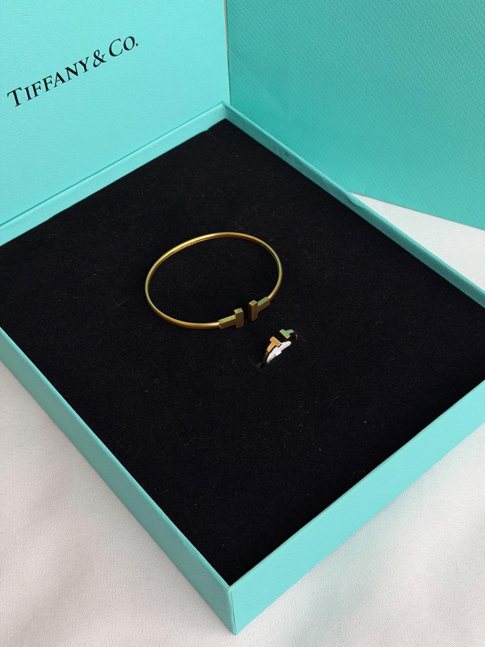 Bracelets & brooches