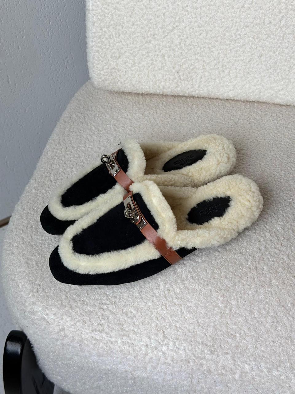 Ladies Hermes flats