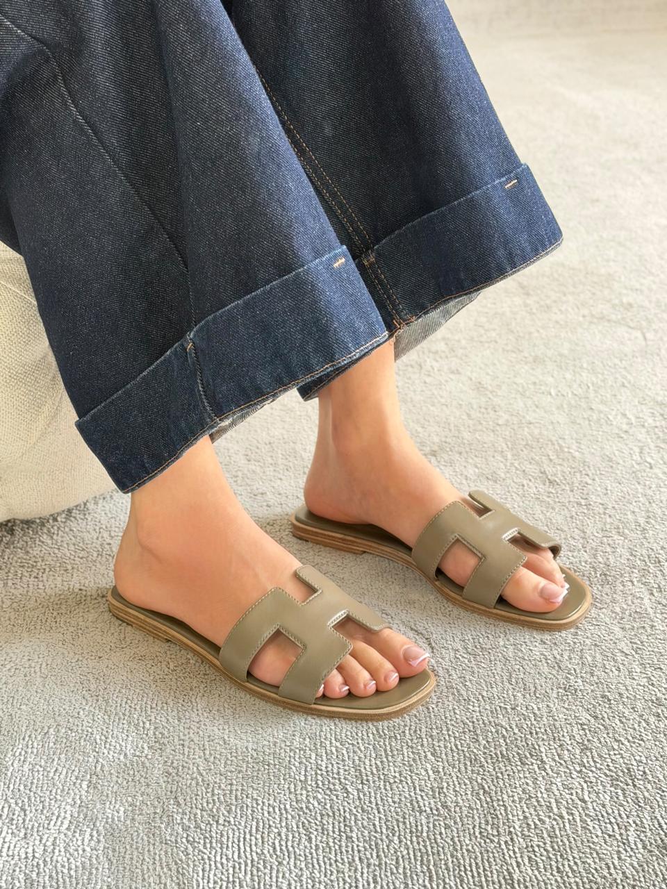 Ladies Hermes flats