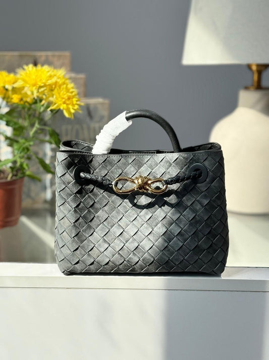 Ladies bo**ega bags