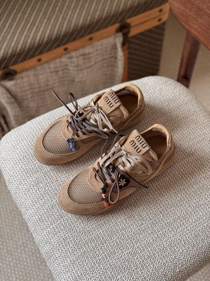 Ladies sneakers