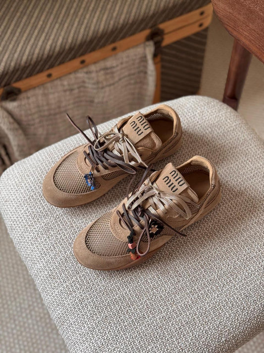 Ladies sneakers