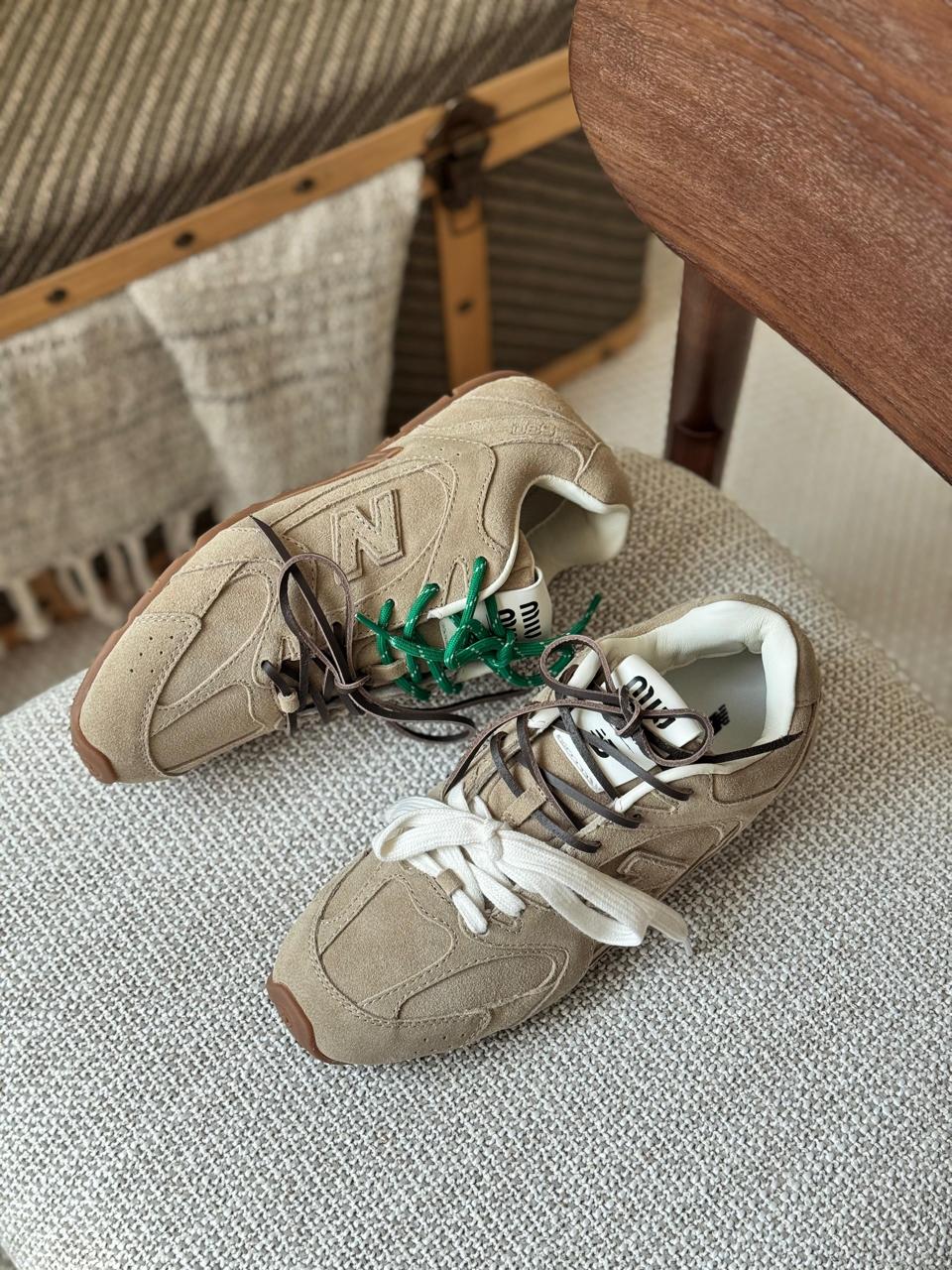 Ladies sneakers