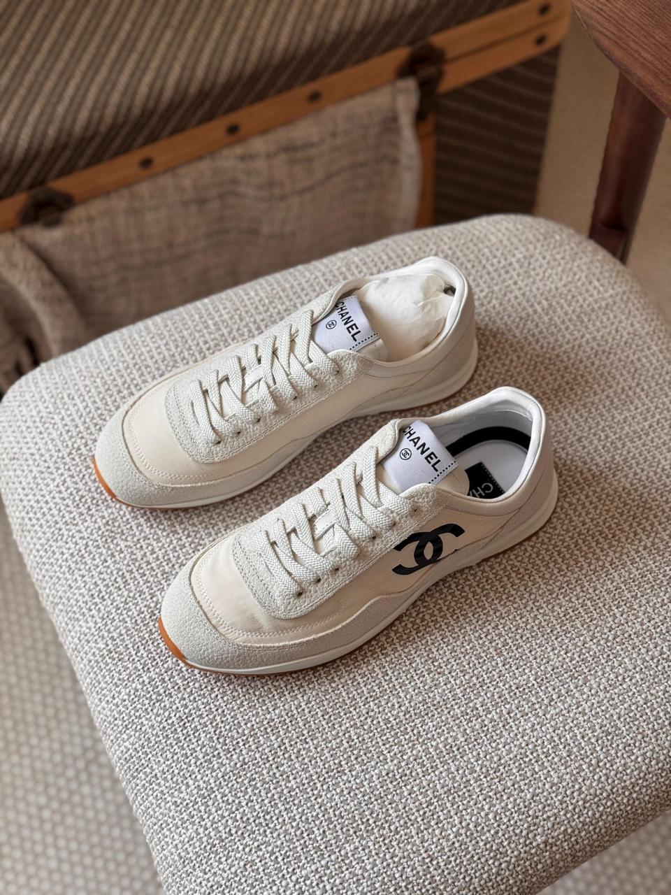 Ladies sneakers