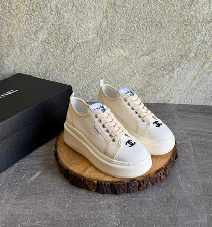 Ladies sneakers