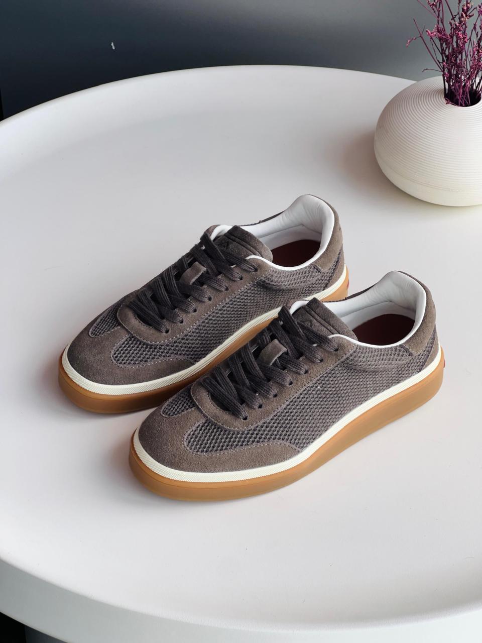 Ladies sneakers