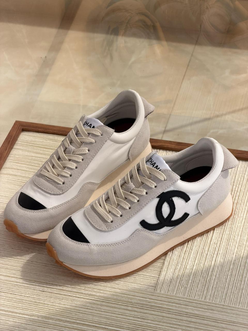 Ladies sneakers