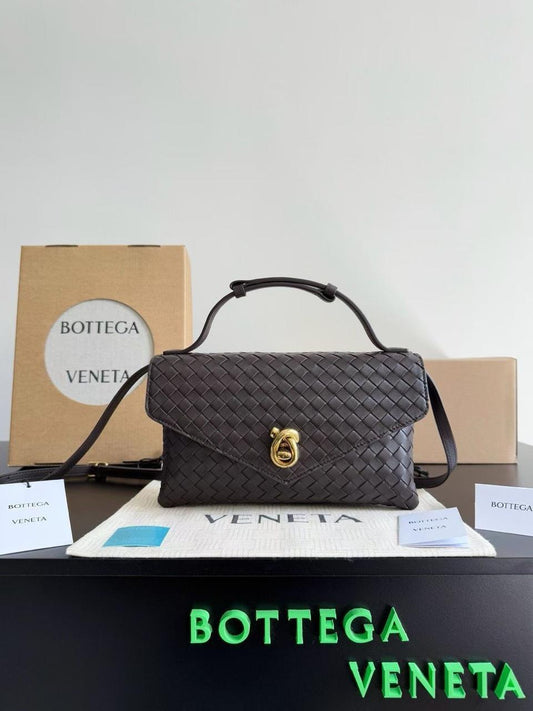 Ladies bo**ega bags