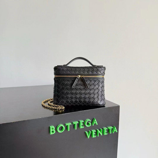 Ladies bo**ega bags
