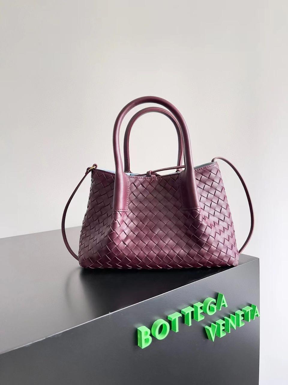 Ladies bo**ega bags