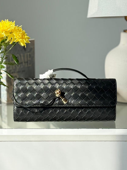 Ladies bo**ega bags