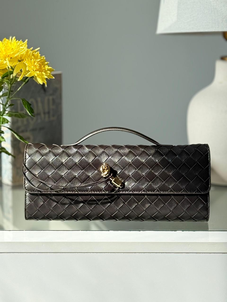 Ladies bo**ega bags