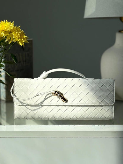 Ladies bo**ega bags