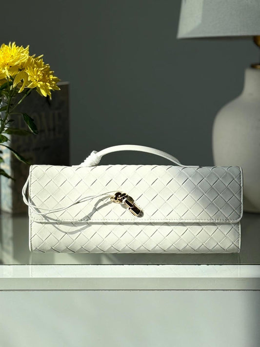 Ladies bo**ega bags