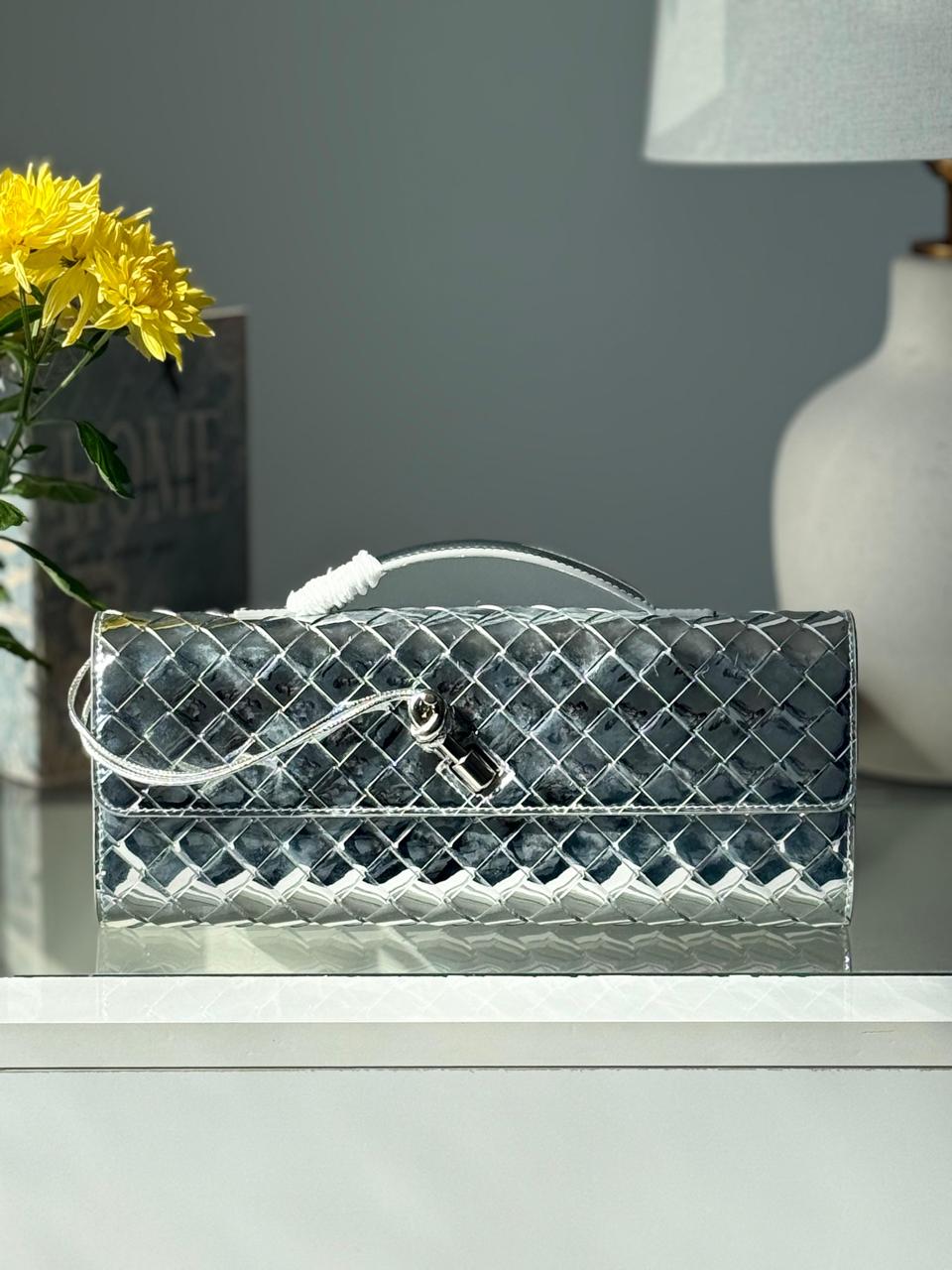 Ladies bo**ega bags
