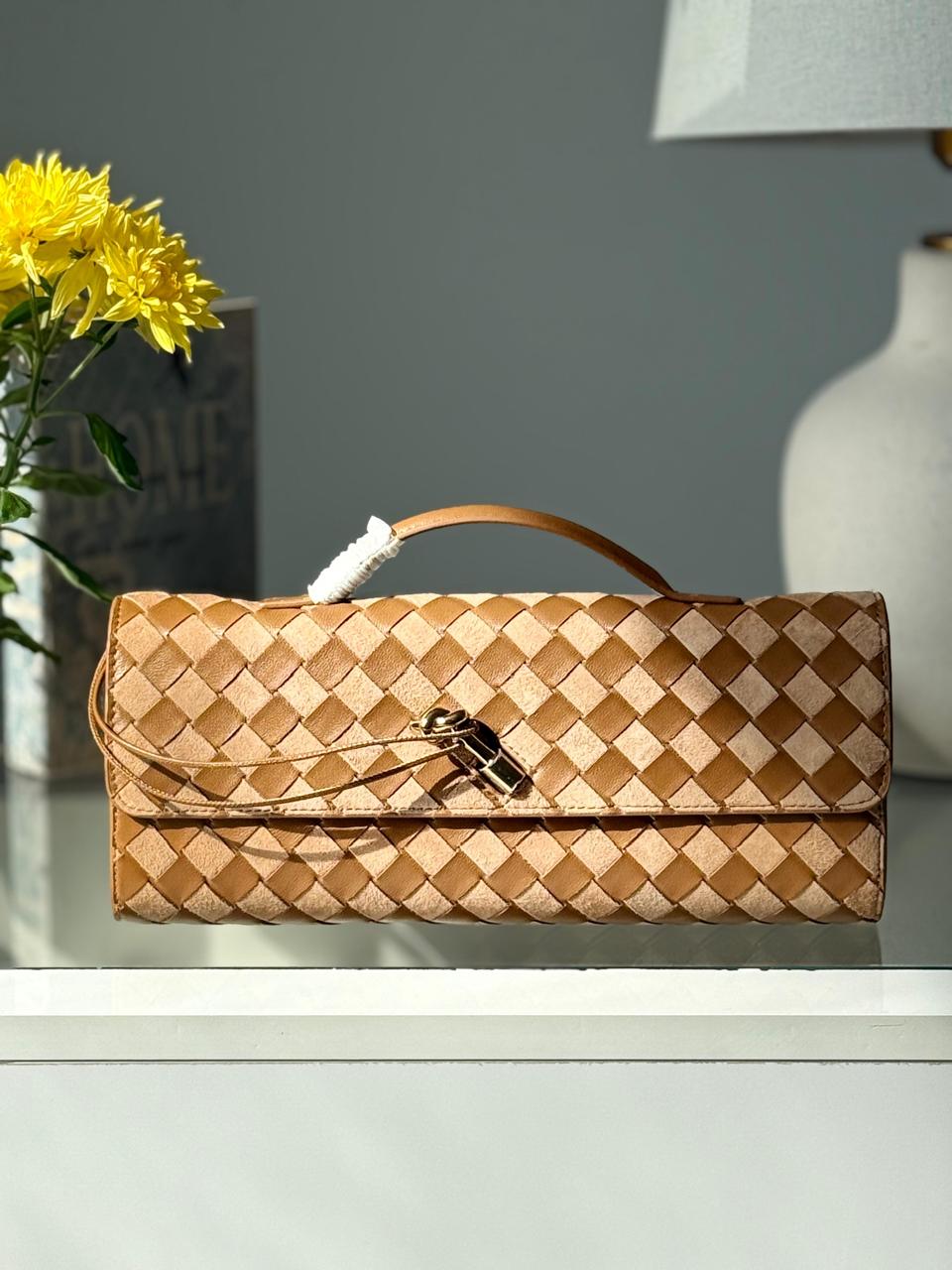 Ladies bo**ega bags