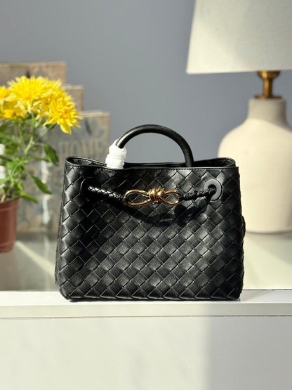 Ladies bo**ega bags