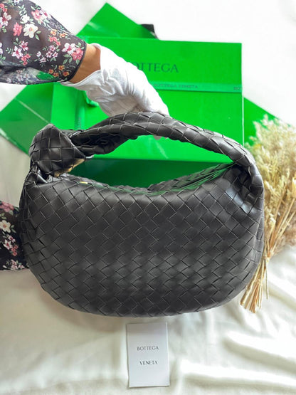 Ladies bo**ega bags