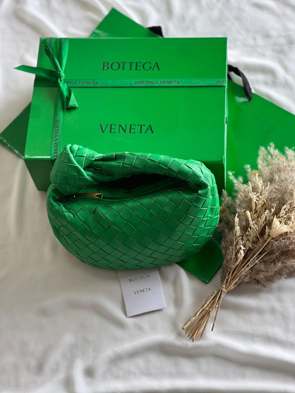 Ladies bo**ega bags