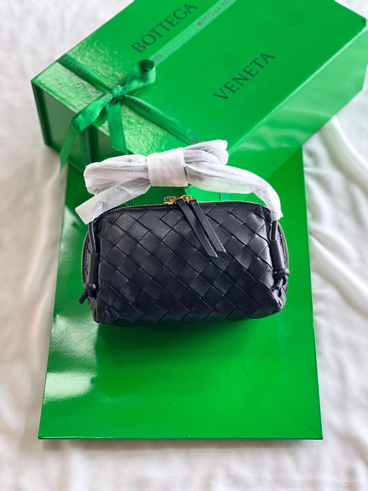 Ladies bo**ega bags
