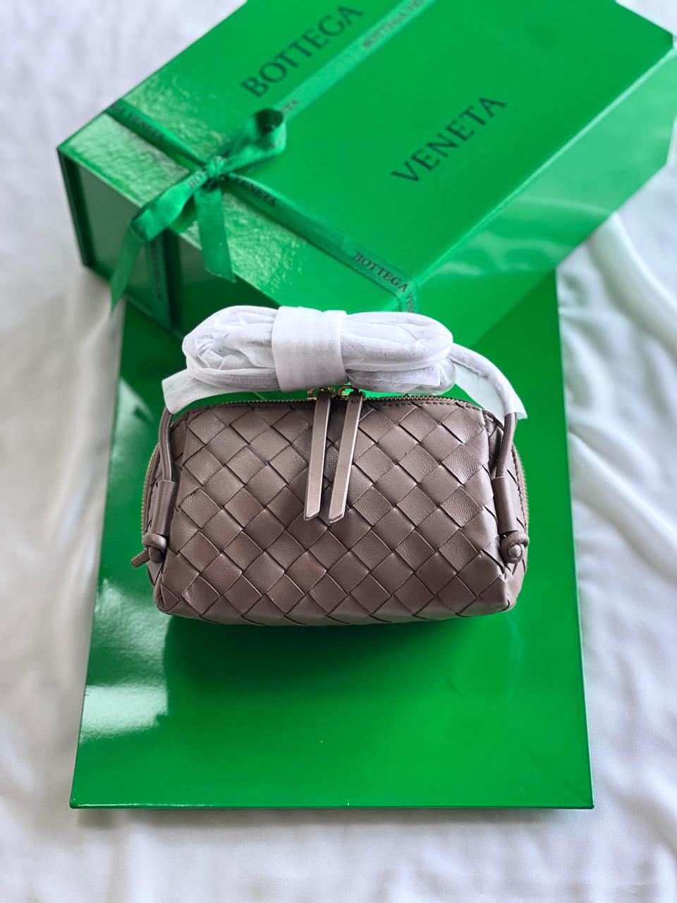 Ladies bo**ega bags