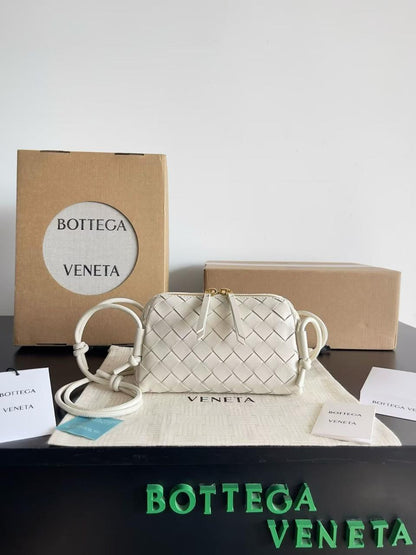 Ladies bo**ega bags
