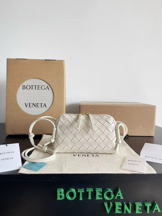 Ladies bo**ega bags