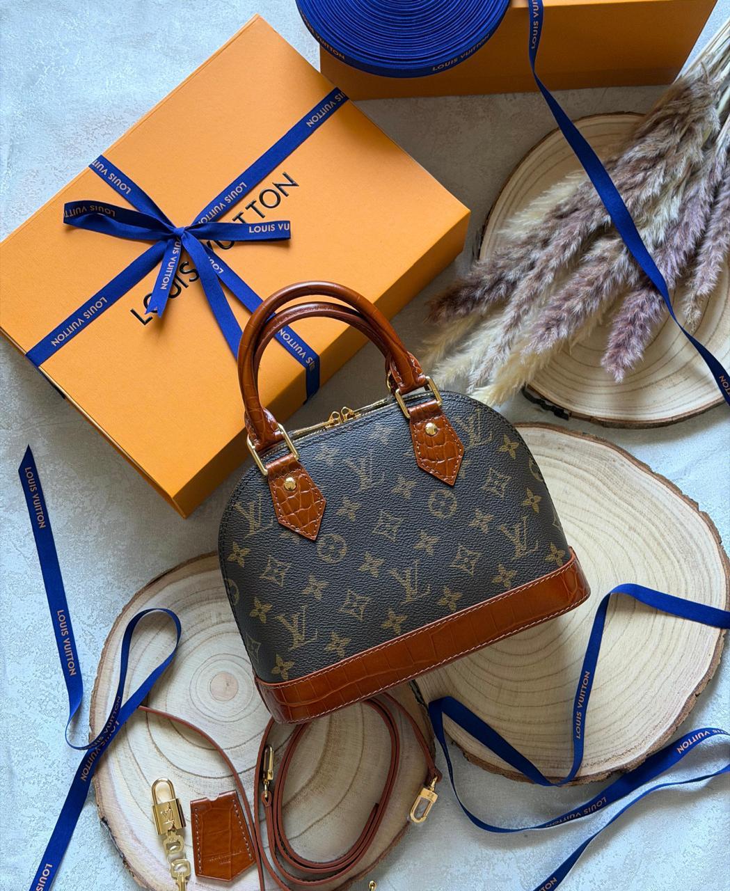 Ladies L*vi   Bags