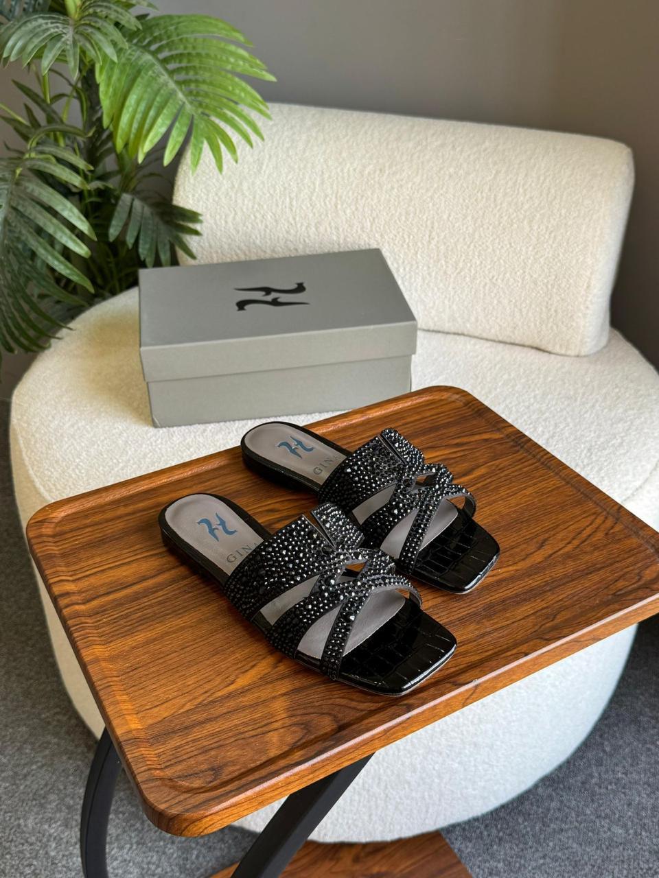 Ladies flats