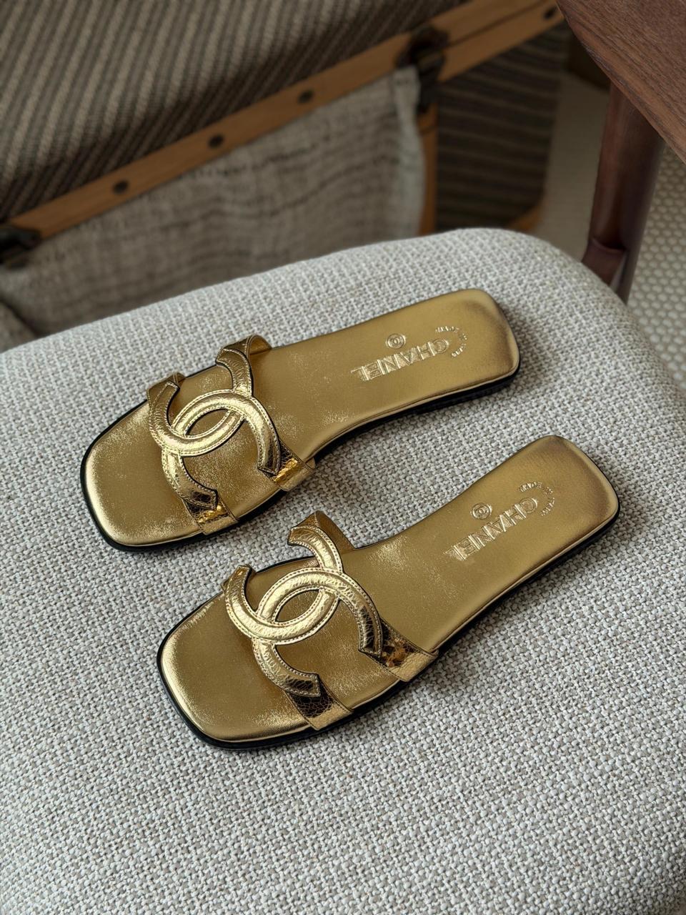 Ladies flats