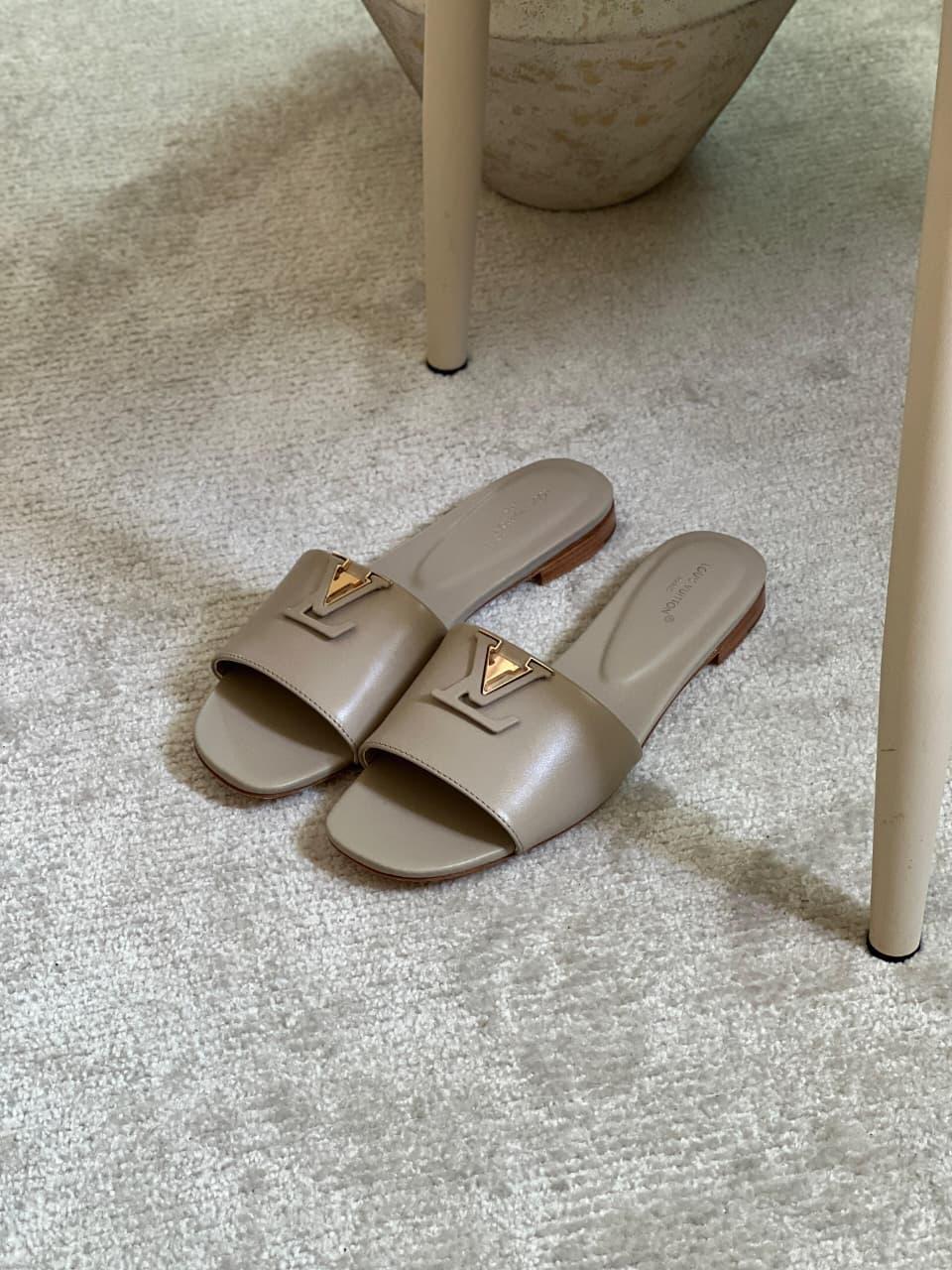 Ladies flats