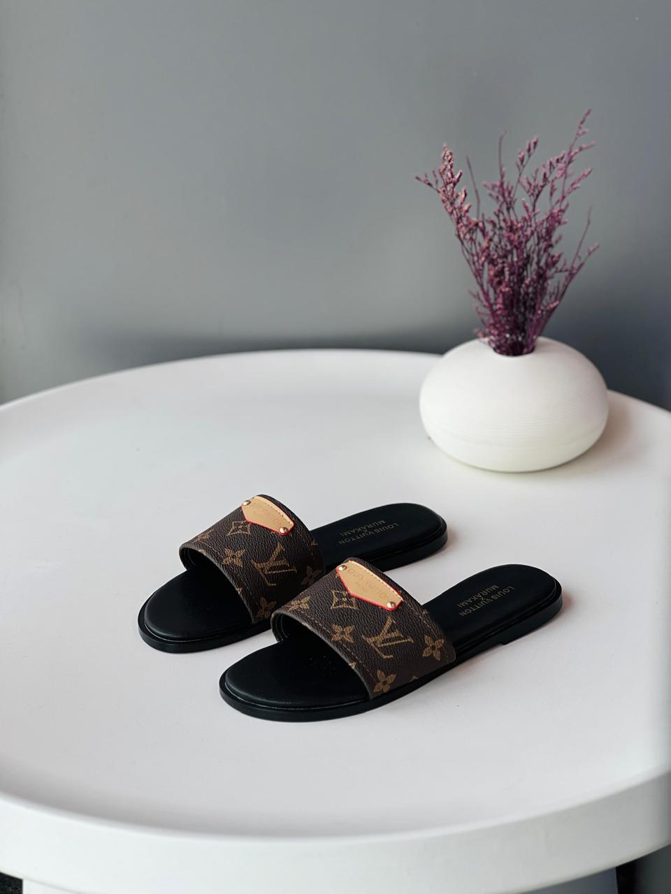Ladies flats